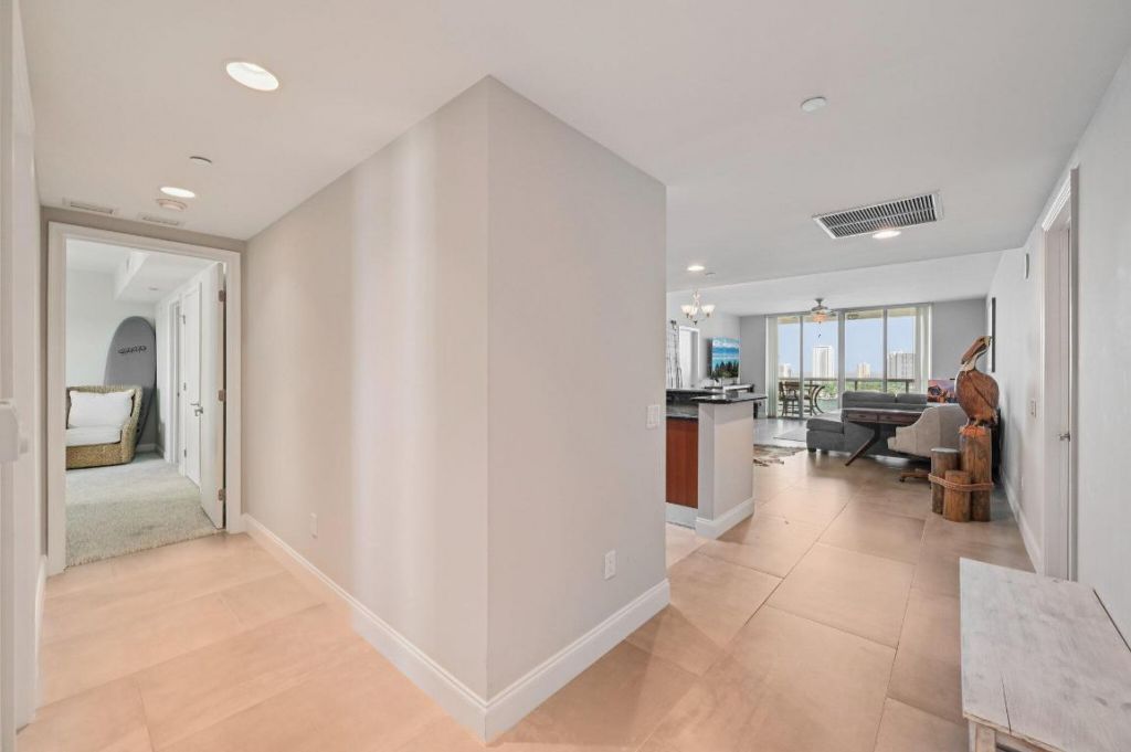 2640 Lake Shore Drive, Unit 1810, Riviera Beach, FL 33404 Photo