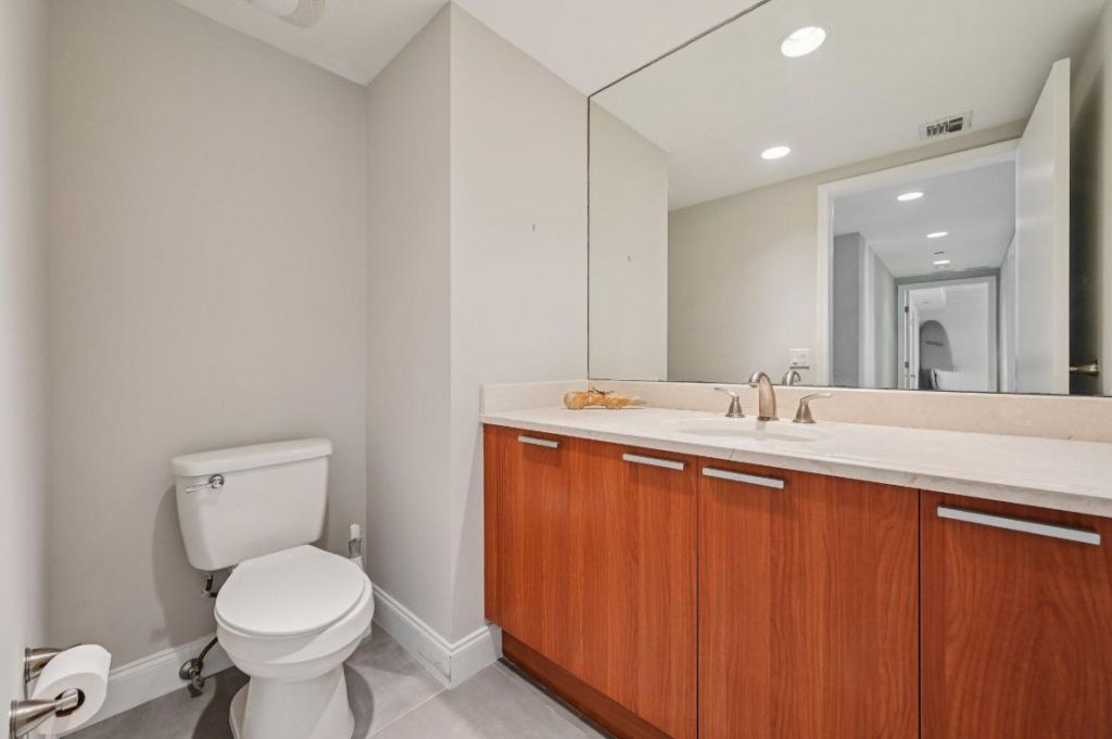 2640 Lake Shore Drive, Unit 1810, Riviera Beach, FL 33404 Photo