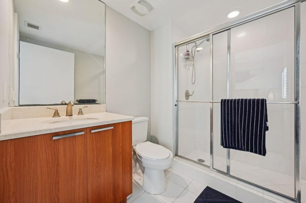 2640 Lake Shore Drive, Unit 1810, Riviera Beach, FL 33404 Photo