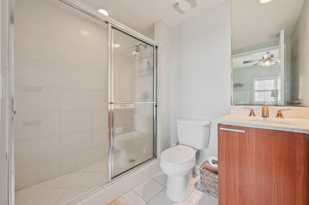 2640 Lake Shore Drive, Unit 1810, Riviera Beach, FL 33404 Photo