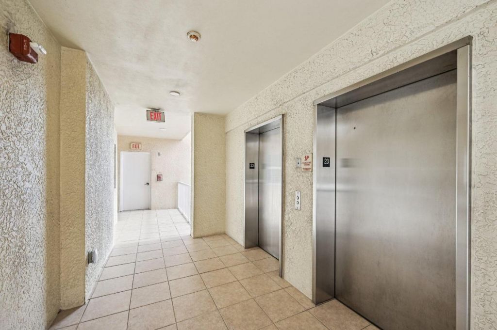 2640 Lake Shore Drive, Unit 1810, Riviera Beach, FL 33404 Photo