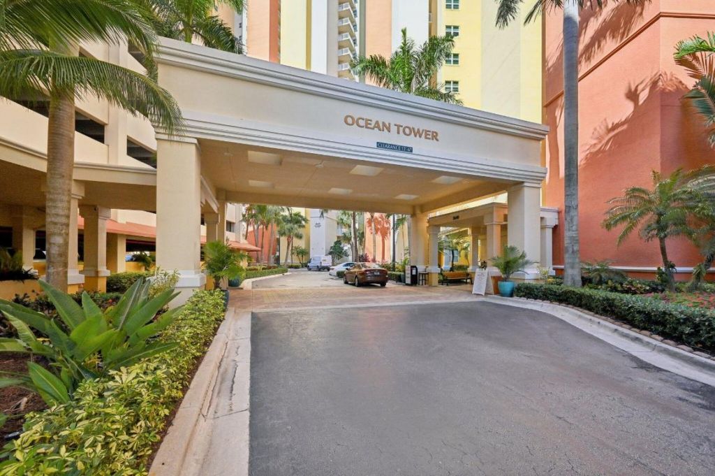 2640 Lake Shore Drive, Unit 1810, Riviera Beach, FL 33404 Photo