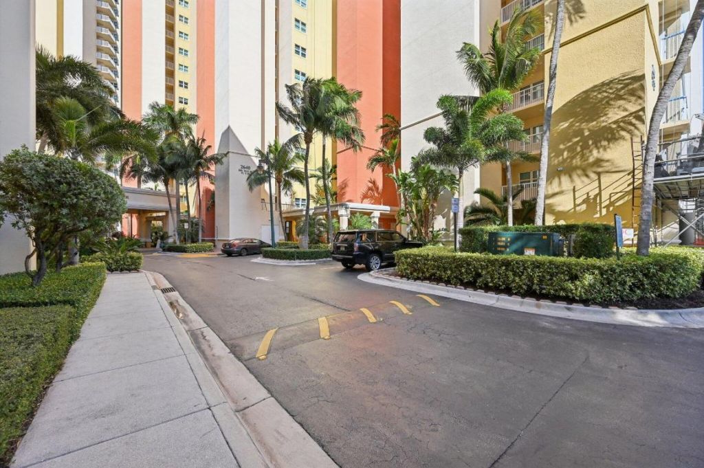 2640 Lake Shore Drive, Unit 1810, Riviera Beach, FL 33404 Photo