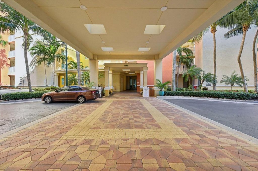 2640 Lake Shore Drive, Unit 1810, Riviera Beach, FL 33404 Photo