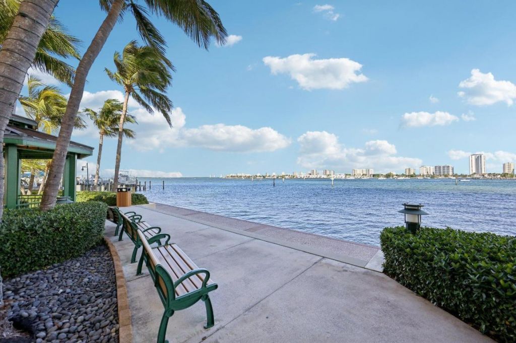 2640 Lake Shore Drive, Unit 1810, Riviera Beach, FL 33404 Photo