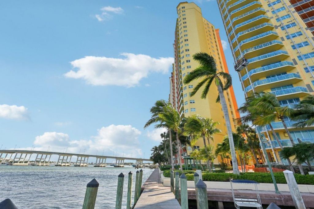 2640 Lake Shore Drive, Unit 1810, Riviera Beach, FL 33404 Photo