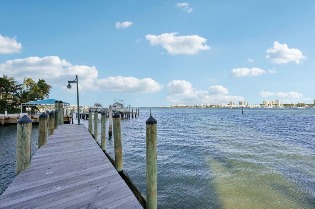 2640 Lake Shore Drive, Unit 1810, Riviera Beach, FL 33404 Photo