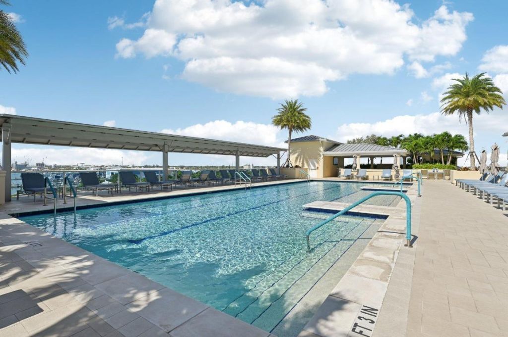 2640 Lake Shore Drive, Unit 1810, Riviera Beach, FL 33404 Photo