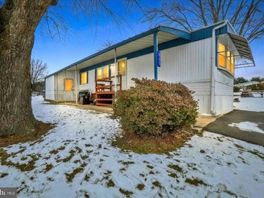 805 LAKE CIRCLE, MOUNT WOLF, PA 17347