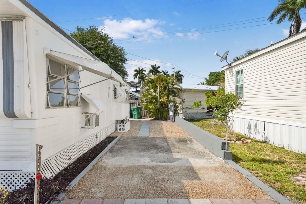 8573 SW 16th Street, Davie, FL 33324 Photo