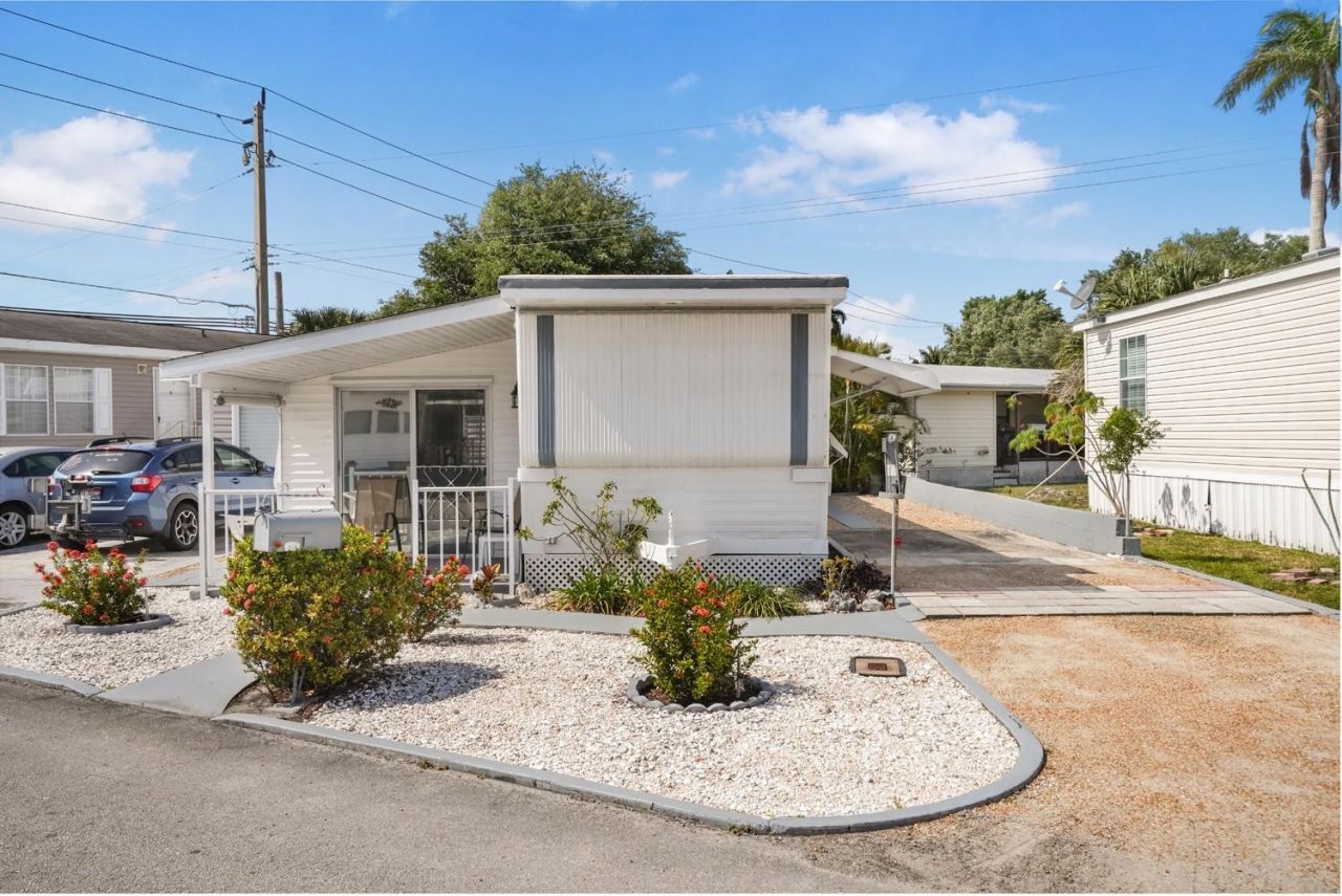 8573 SW 16th Street, Davie, FL 33324 Photo