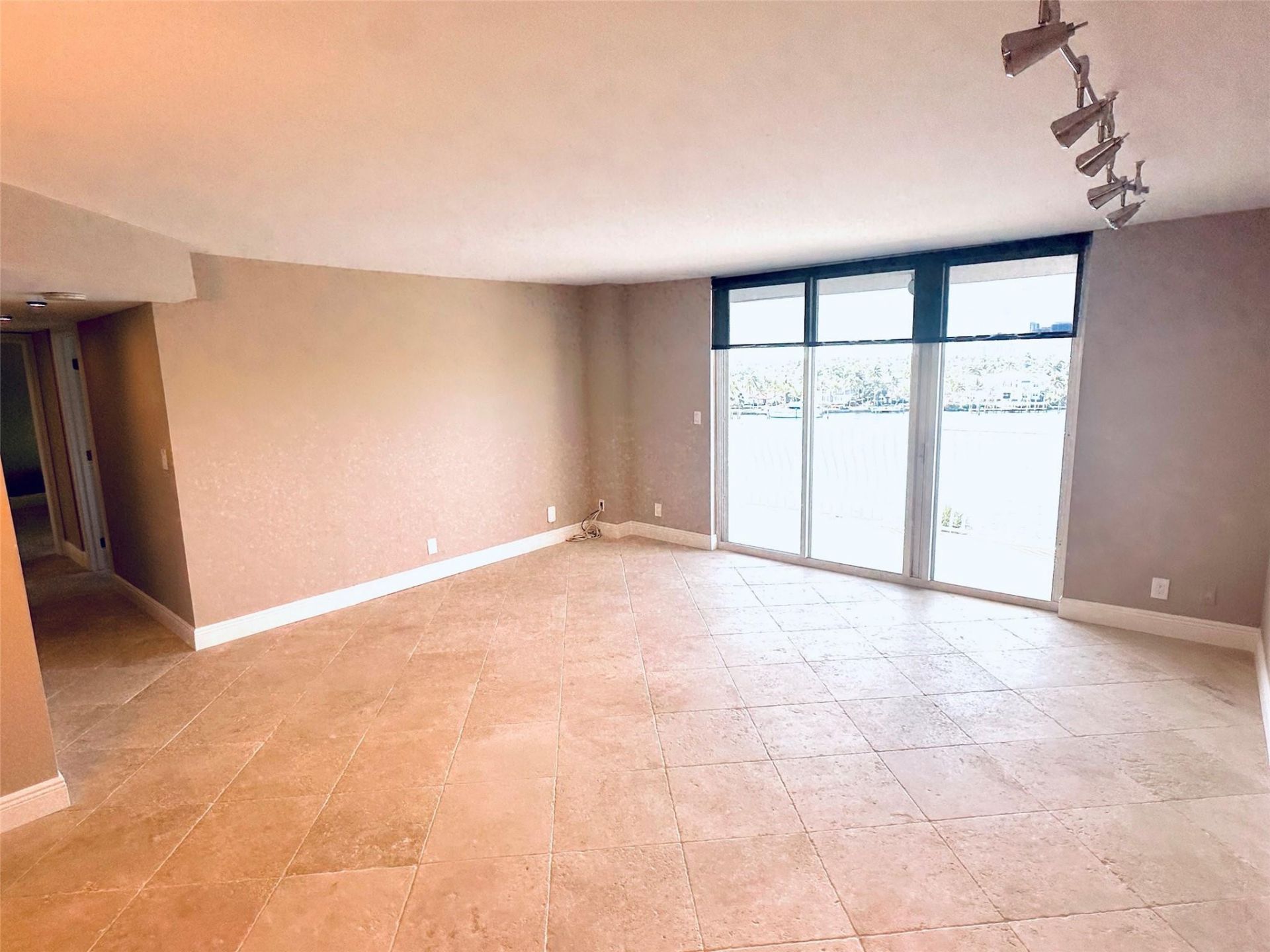 1 Las Olas Circle, Unit 605, Fort Lauderdale, FL 33316 Photo