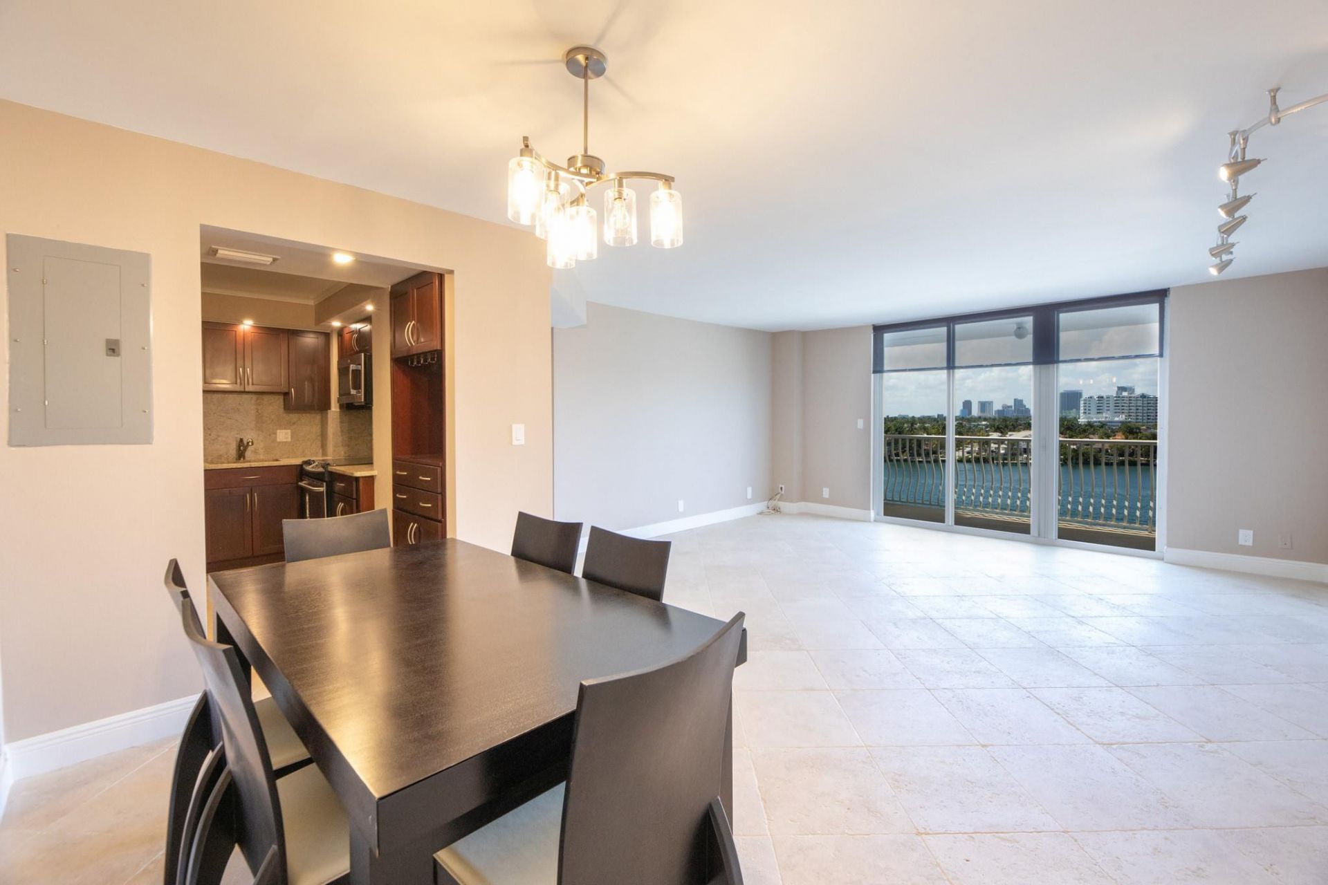 1 Las Olas Circle, Unit 605, Fort Lauderdale, FL 33316 Photo