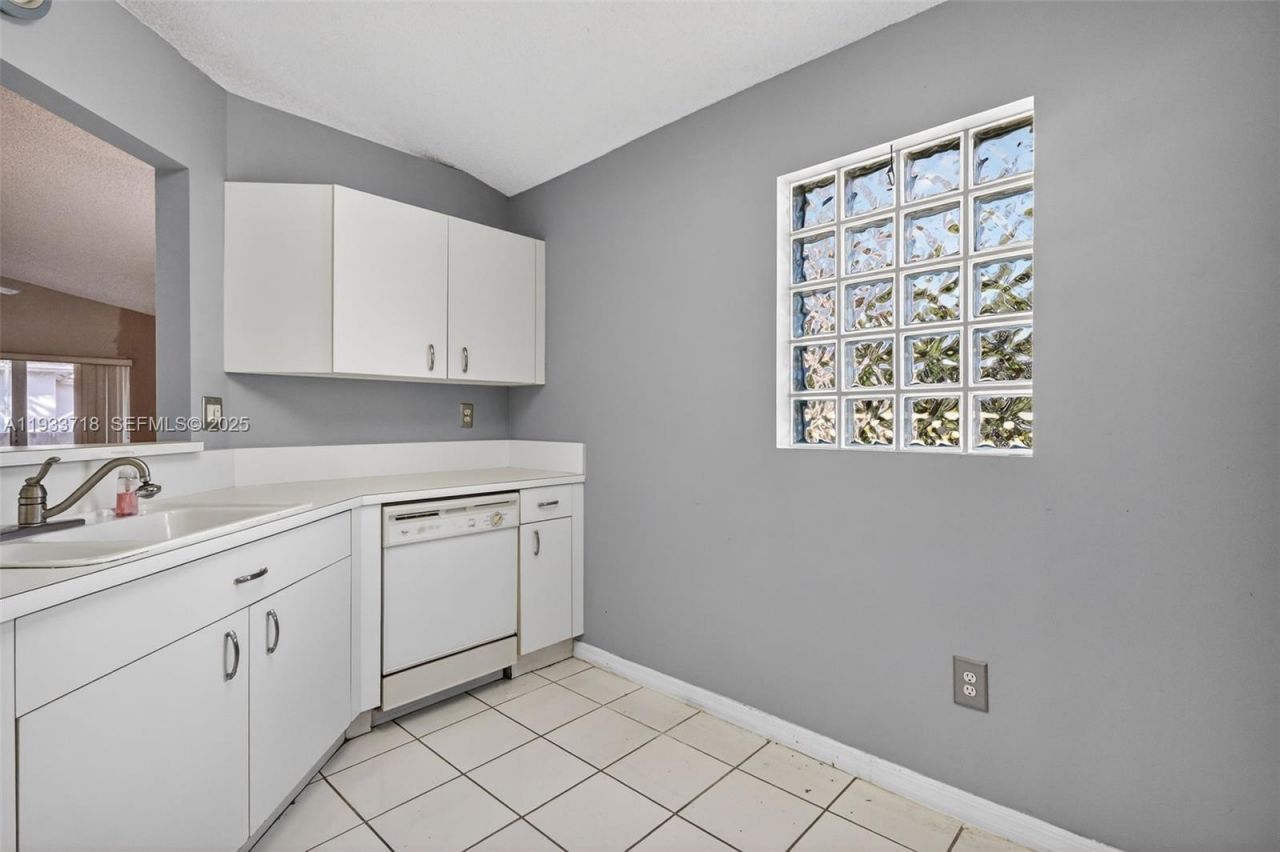 1244 NW 171st Ave, Pembroke Pines, FL 33028 Photo