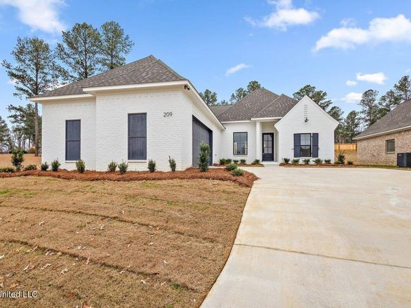 209 Lake Crest Drive, Madison, MS 39110