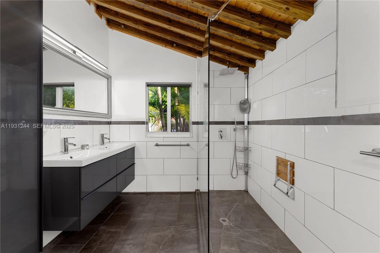 820 NE 83rd St, Miami, FL 33138 Photo