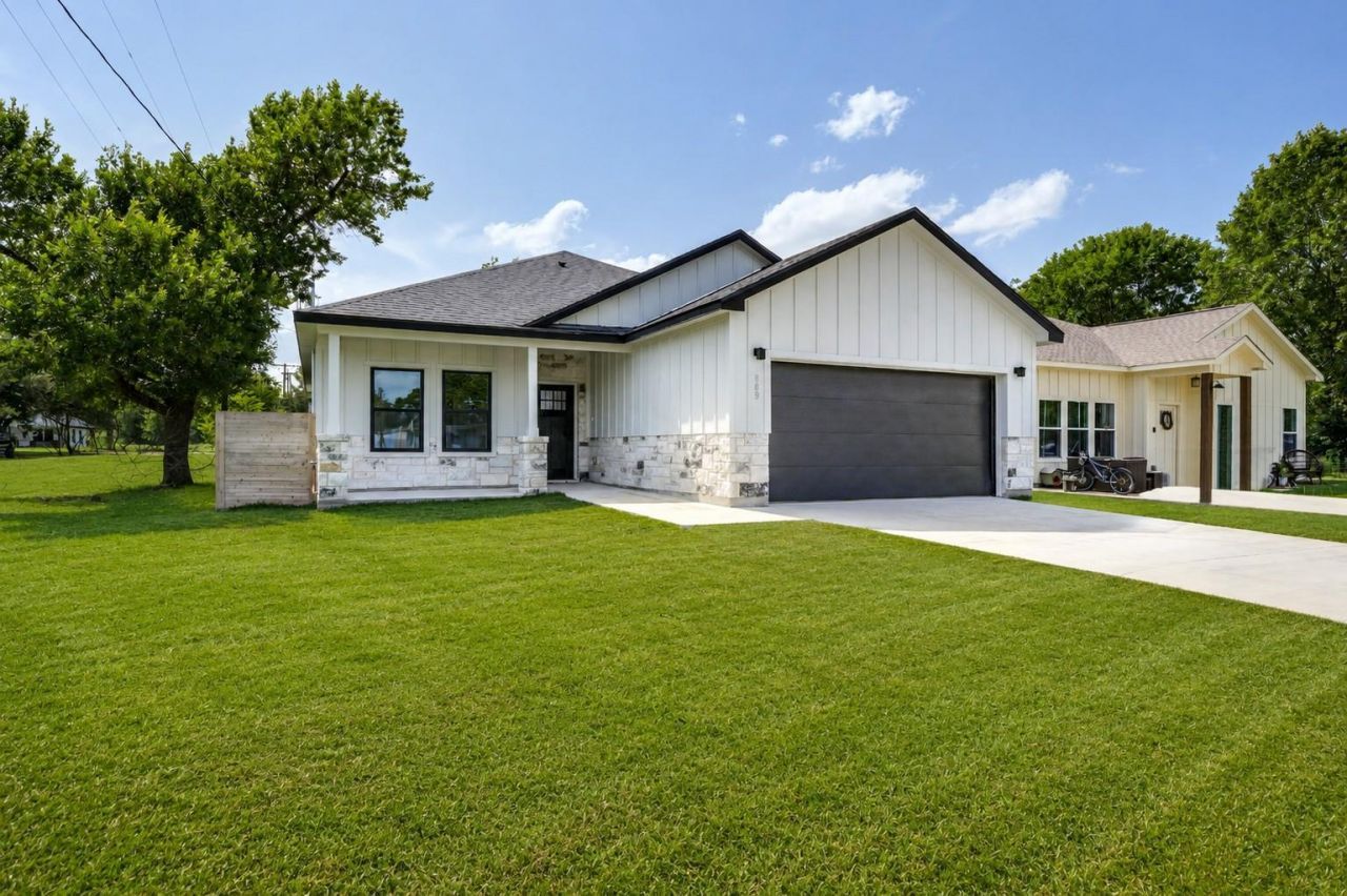 889 S Leon, Giddings, TX 78942 Main Photo