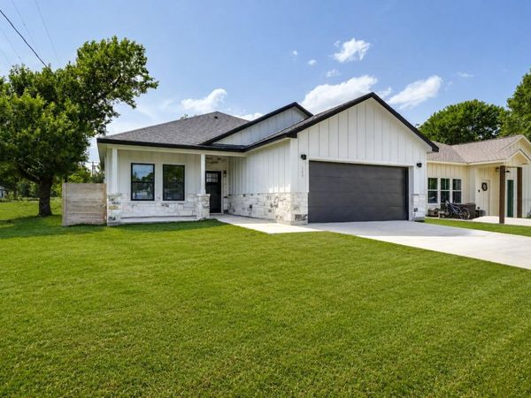 889 S Leon, Giddings, TX 78942