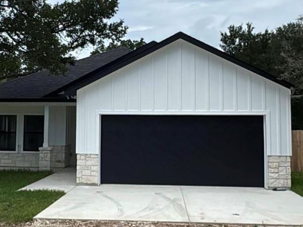 889 S Leon, Giddings, TX 78942