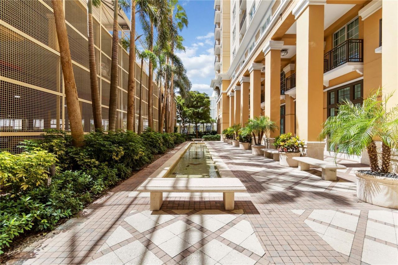 750 N Tamiami Trail, Unit 1005, Sarasota, FL 34236 Photo