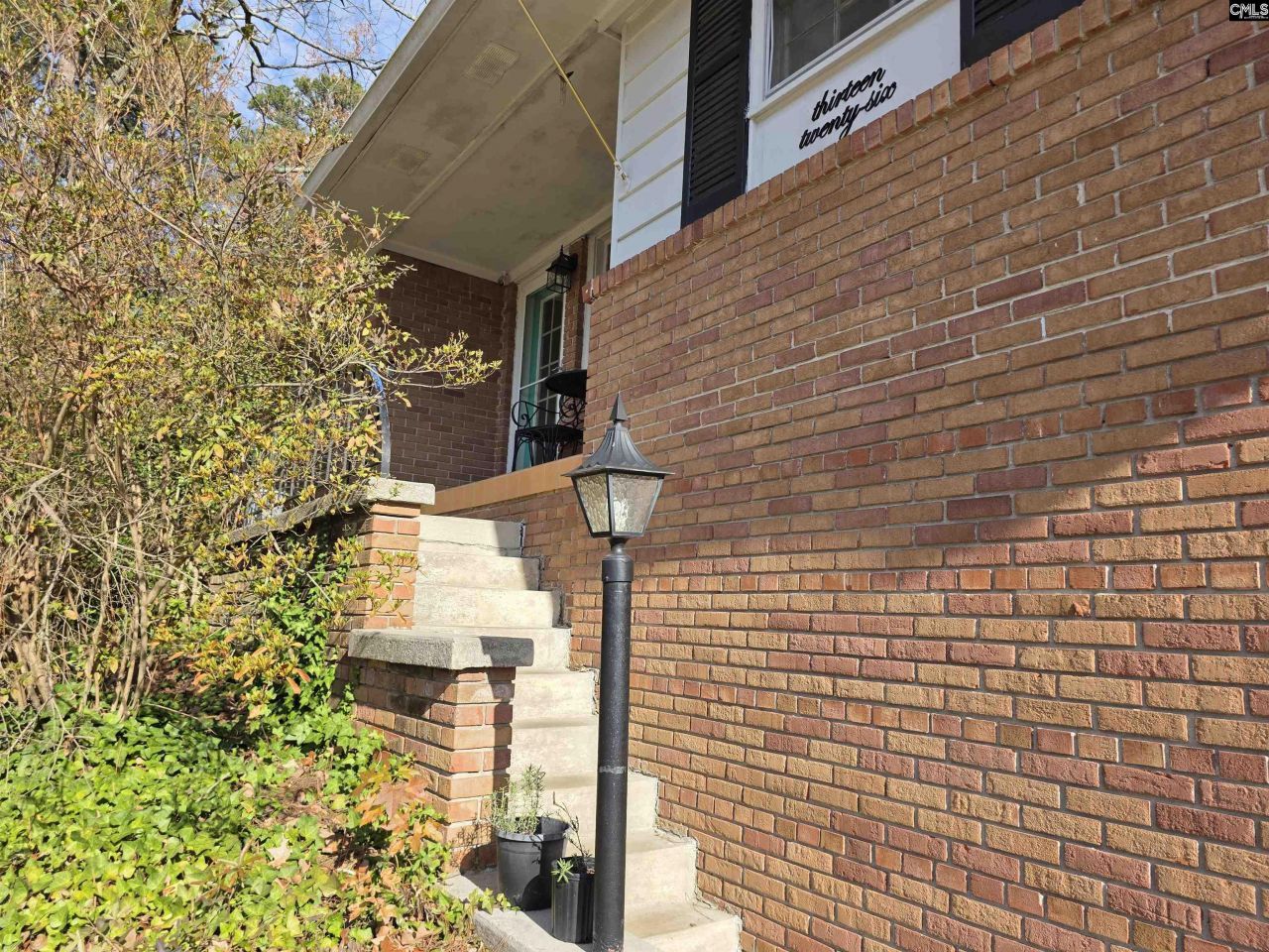 1326 Cedar Terrace Photo 4