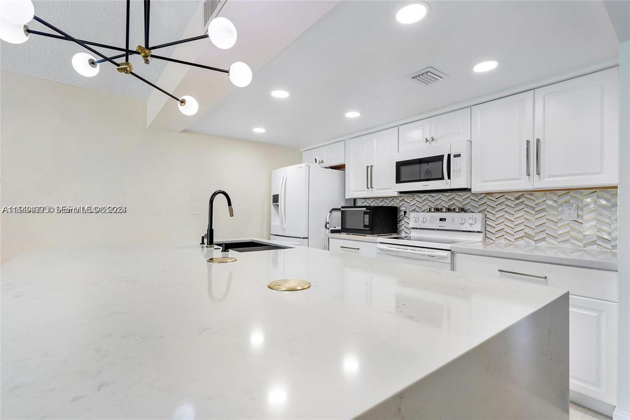 1281 W Fairway Rd, Pembroke Pines, FL 33026 Photo