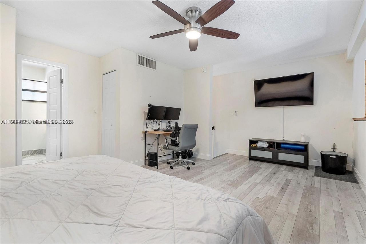 1281 W Fairway Rd, Pembroke Pines, FL 33026 Photo