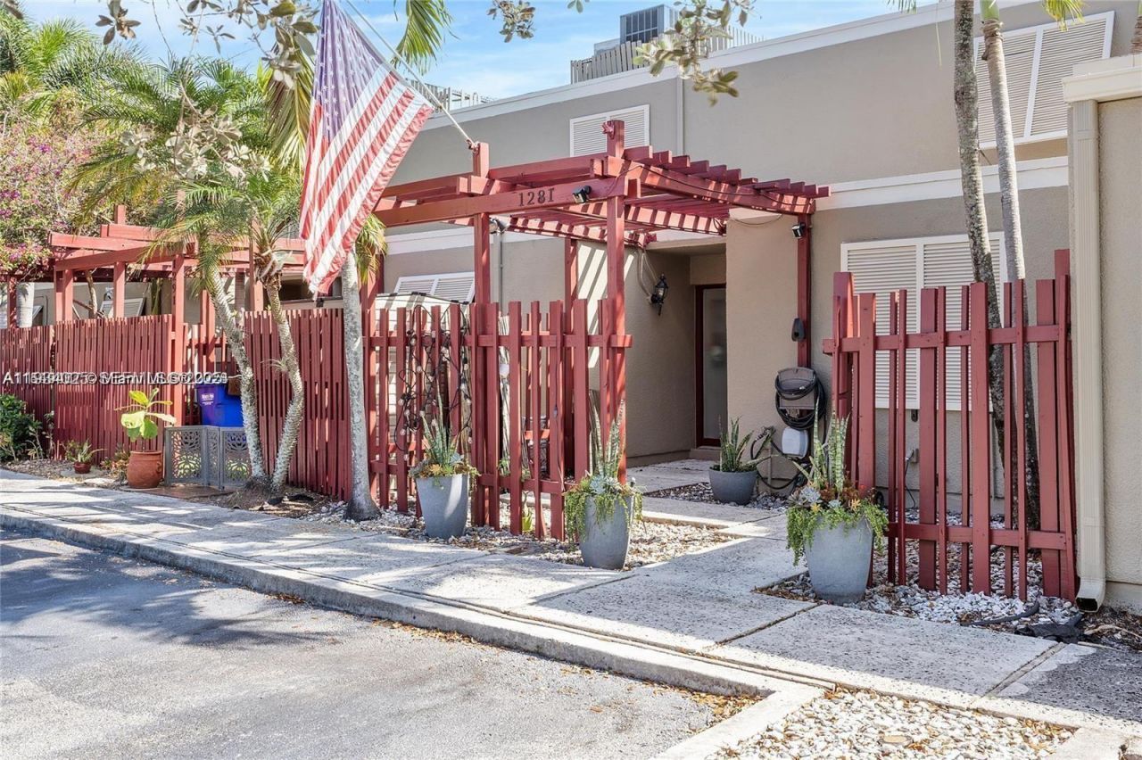 1281 W Fairway Rd, Pembroke Pines, FL 33026 Photo