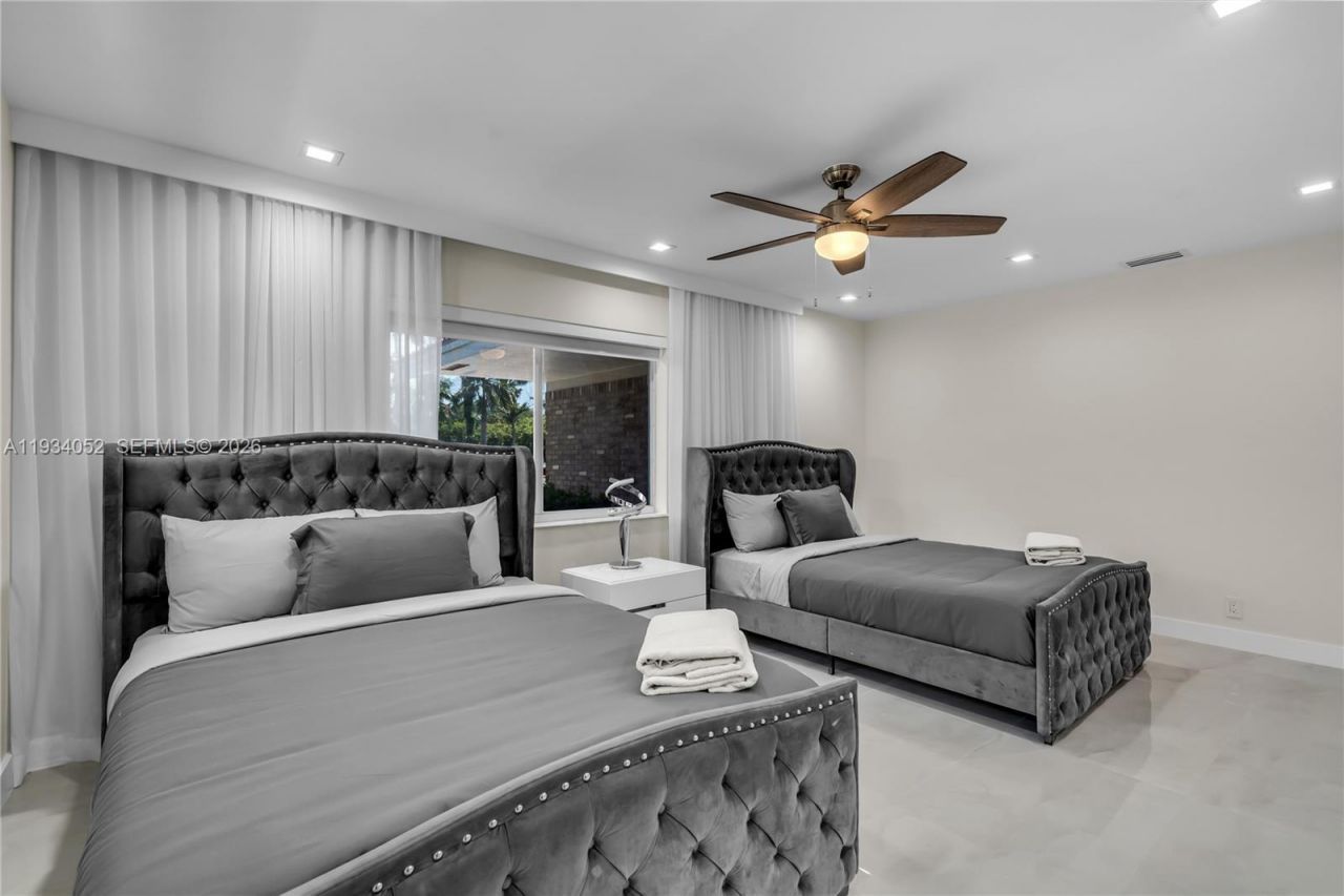 1045 Hollywood Blvd, Hollywood, FL 33019 Photo