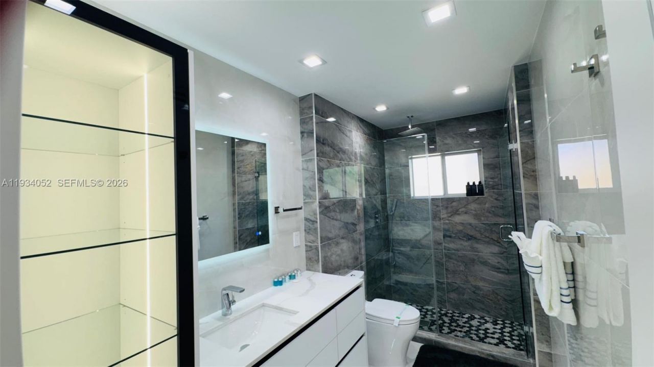 1045 Hollywood Blvd, Hollywood, FL 33019 Photo