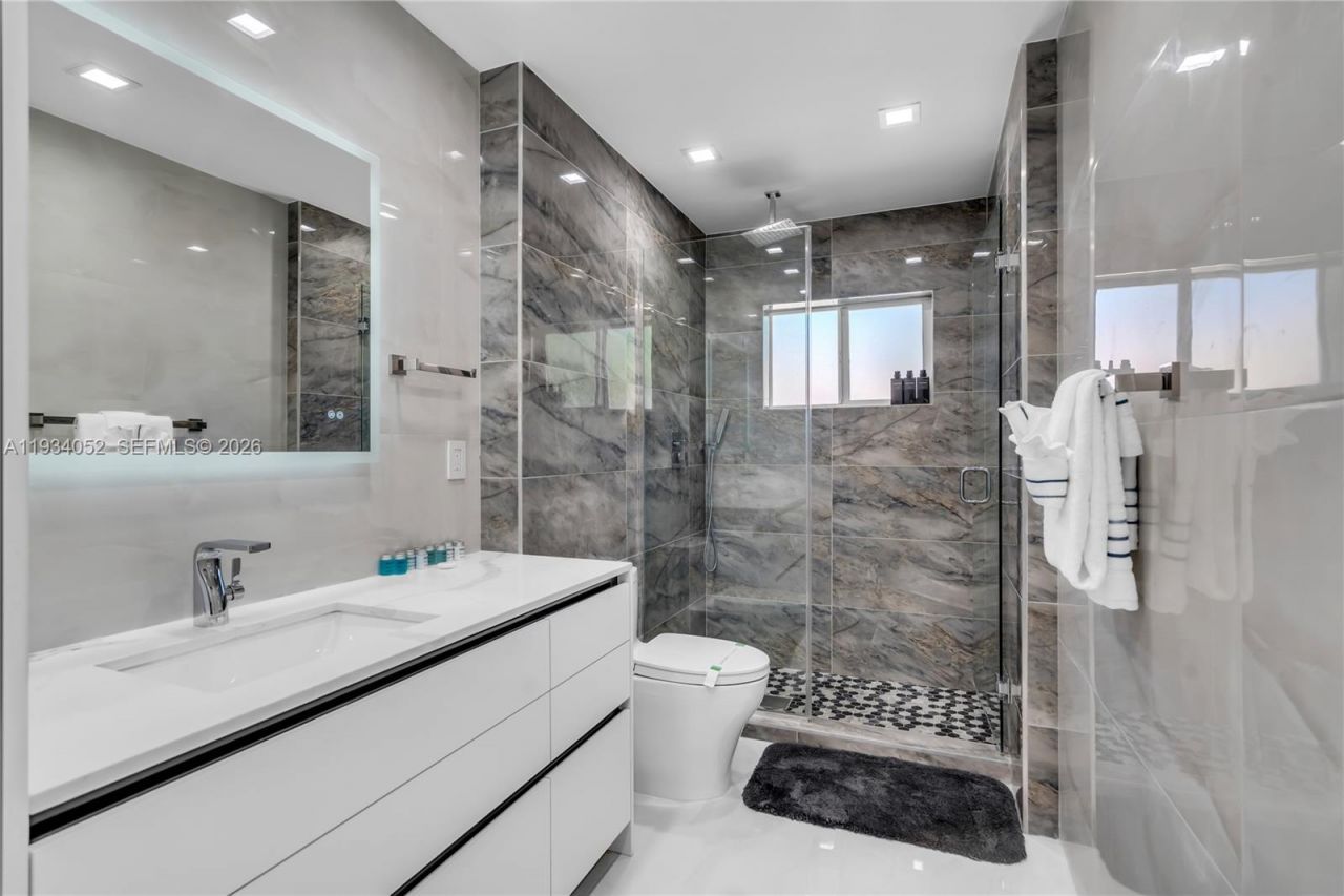 1045 Hollywood Blvd, Hollywood, FL 33019 Photo