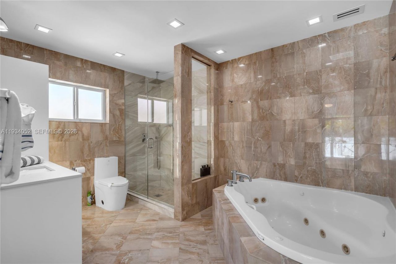 1045 Hollywood Blvd, Hollywood, FL 33019 Photo