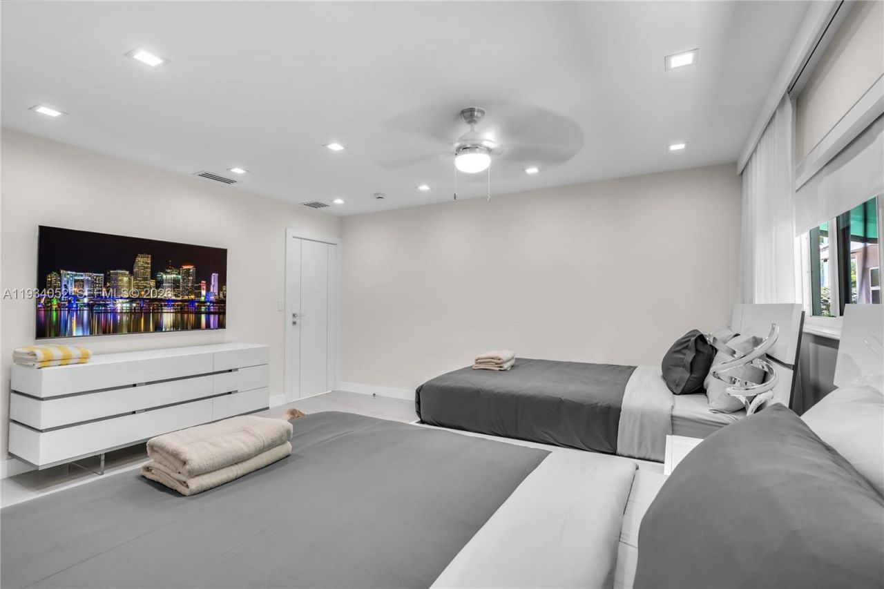 1045 Hollywood Blvd, Hollywood, FL 33019 Photo