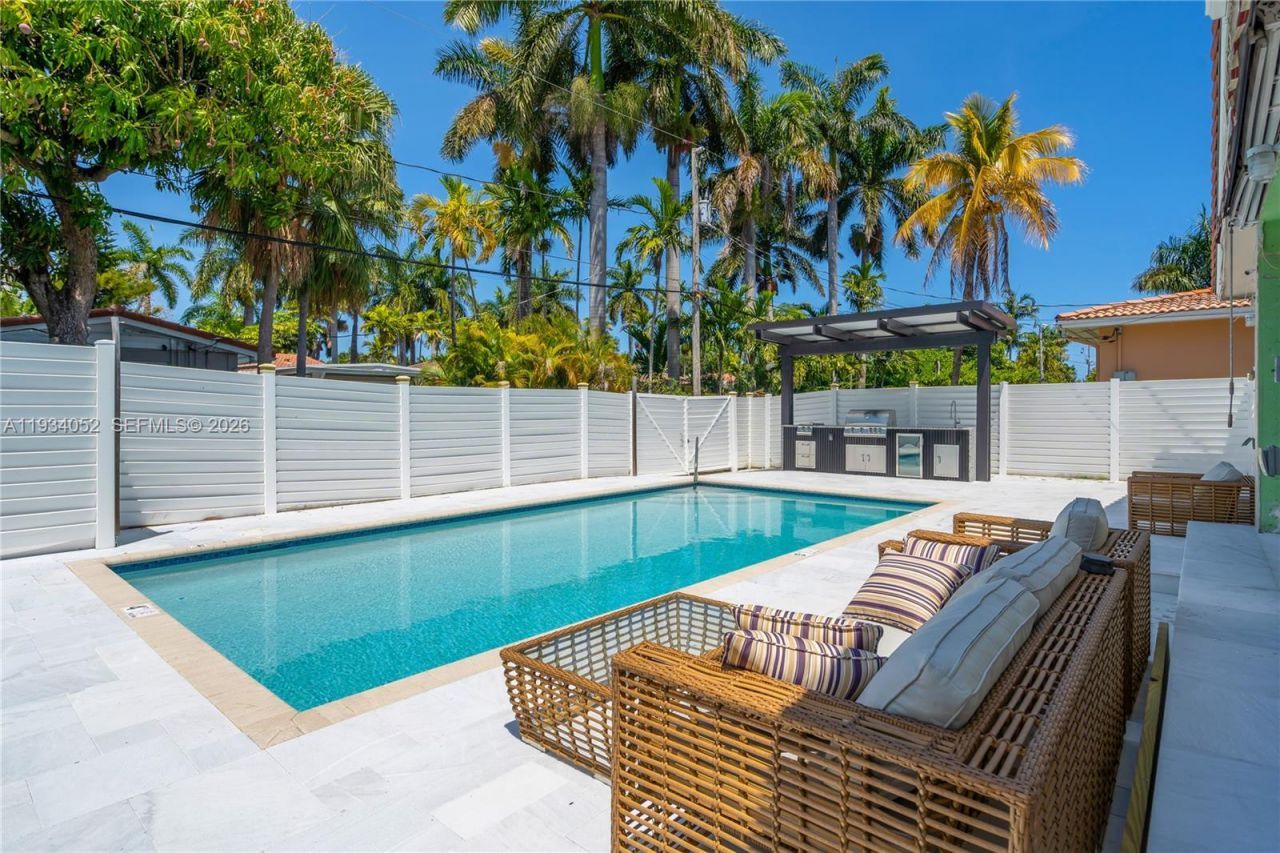 1045 Hollywood Blvd, Hollywood, FL 33019 Photo