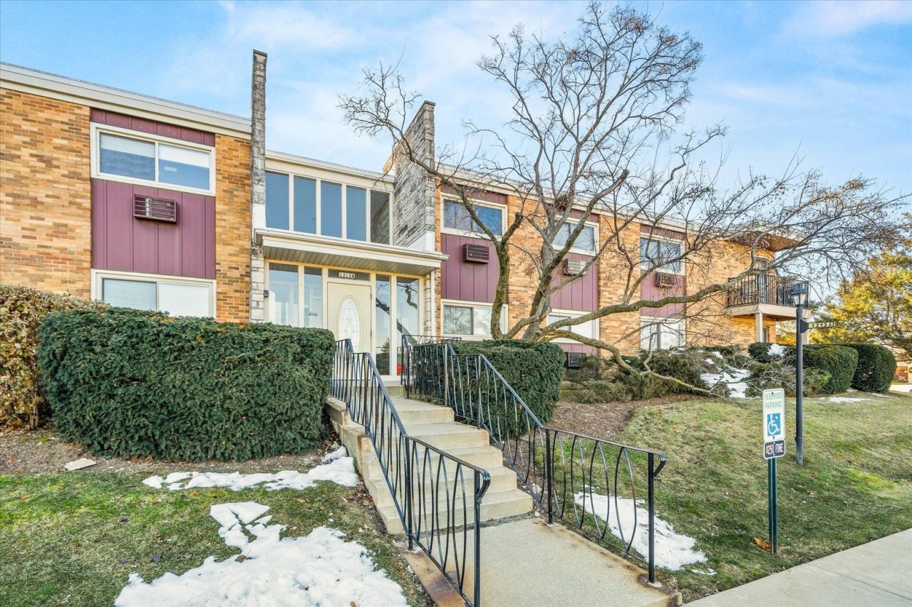 1313 S Rebecca Road, Unit 101, Lombard, IL 60148 Main Photo