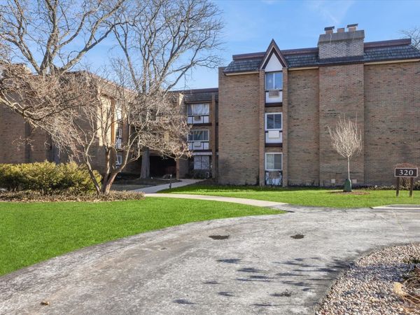 320 Claymoor Road, Unit 1A, Hinsdale, IL 60521