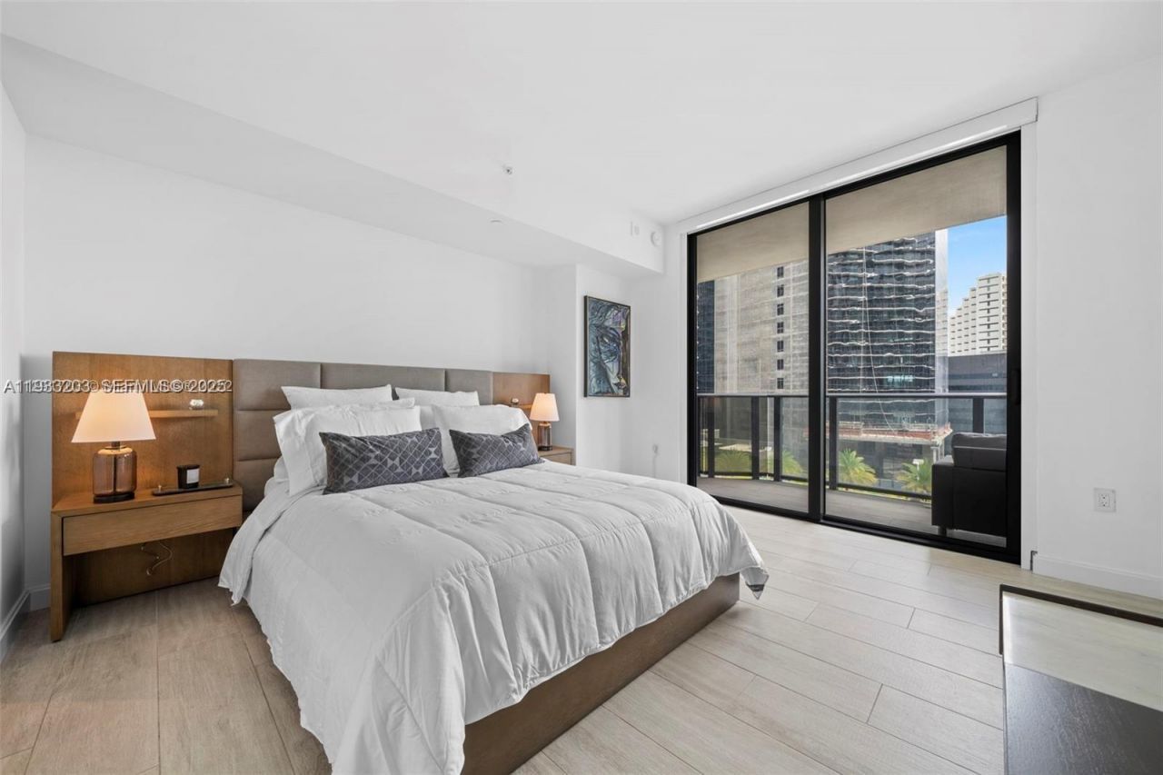 45 SW 9th St, Unit 1403, Miami, FL 33130 Photo