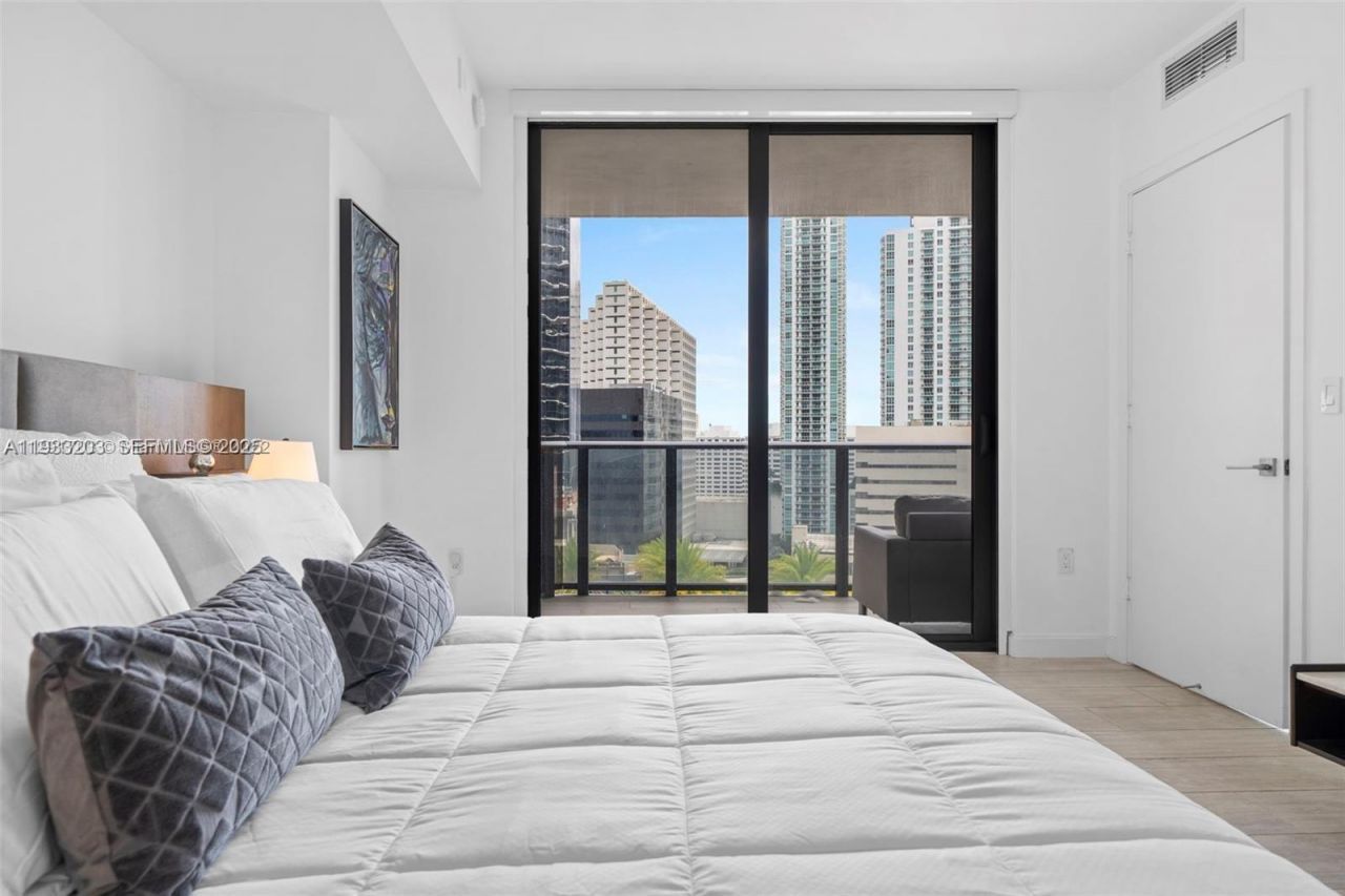 45 SW 9th St, Unit 1403, Miami, FL 33130 Photo