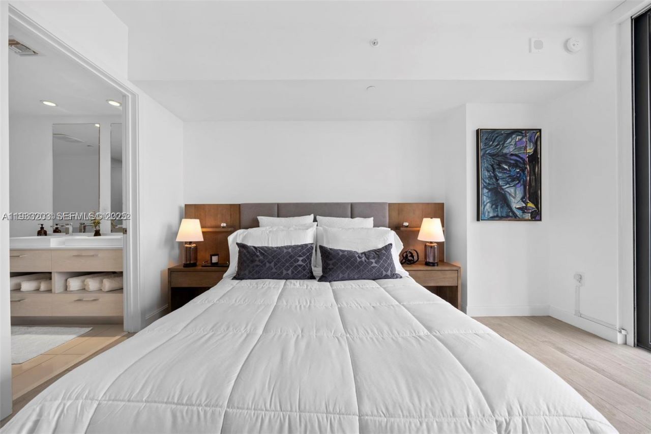 45 SW 9th St, Unit 1403, Miami, FL 33130 Photo