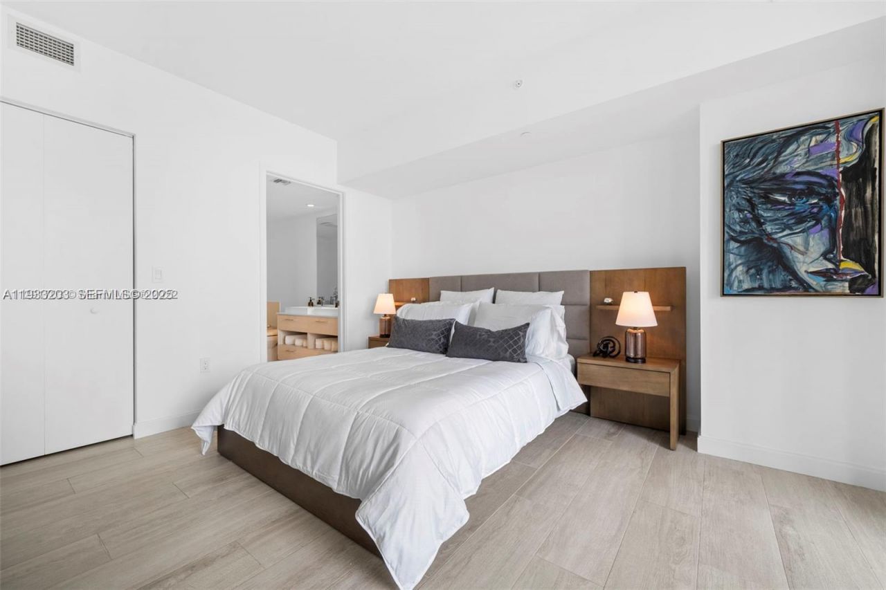 45 SW 9th St, Unit 1403, Miami, FL 33130 Photo