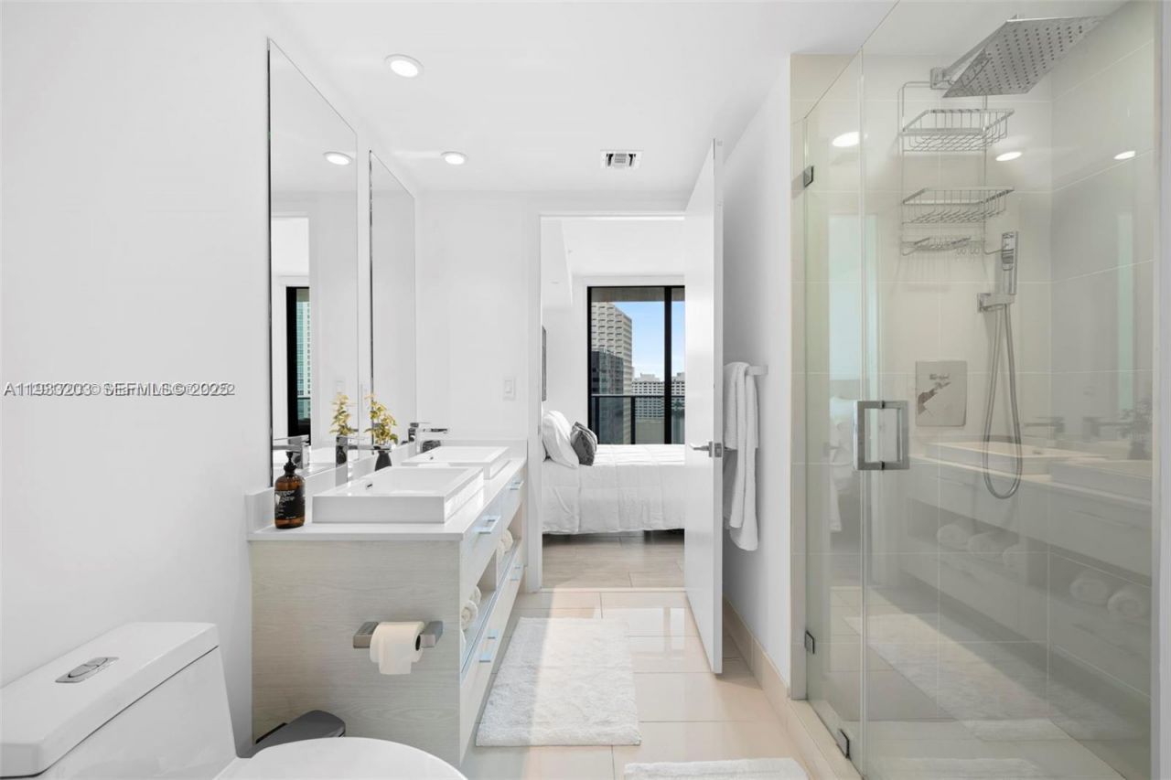 45 SW 9th St, Unit 1403, Miami, FL 33130 Photo