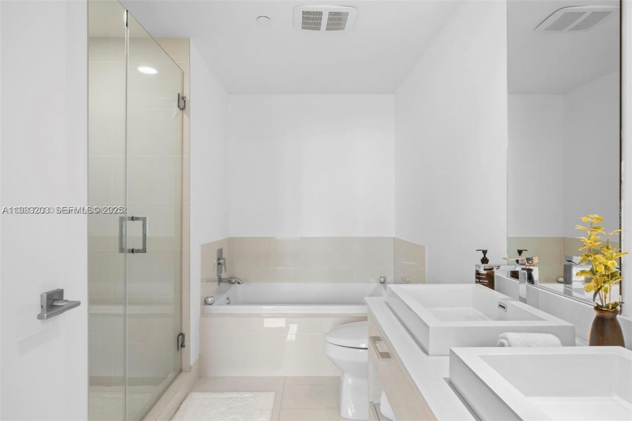 45 SW 9th St, Unit 1403, Miami, FL 33130 Photo