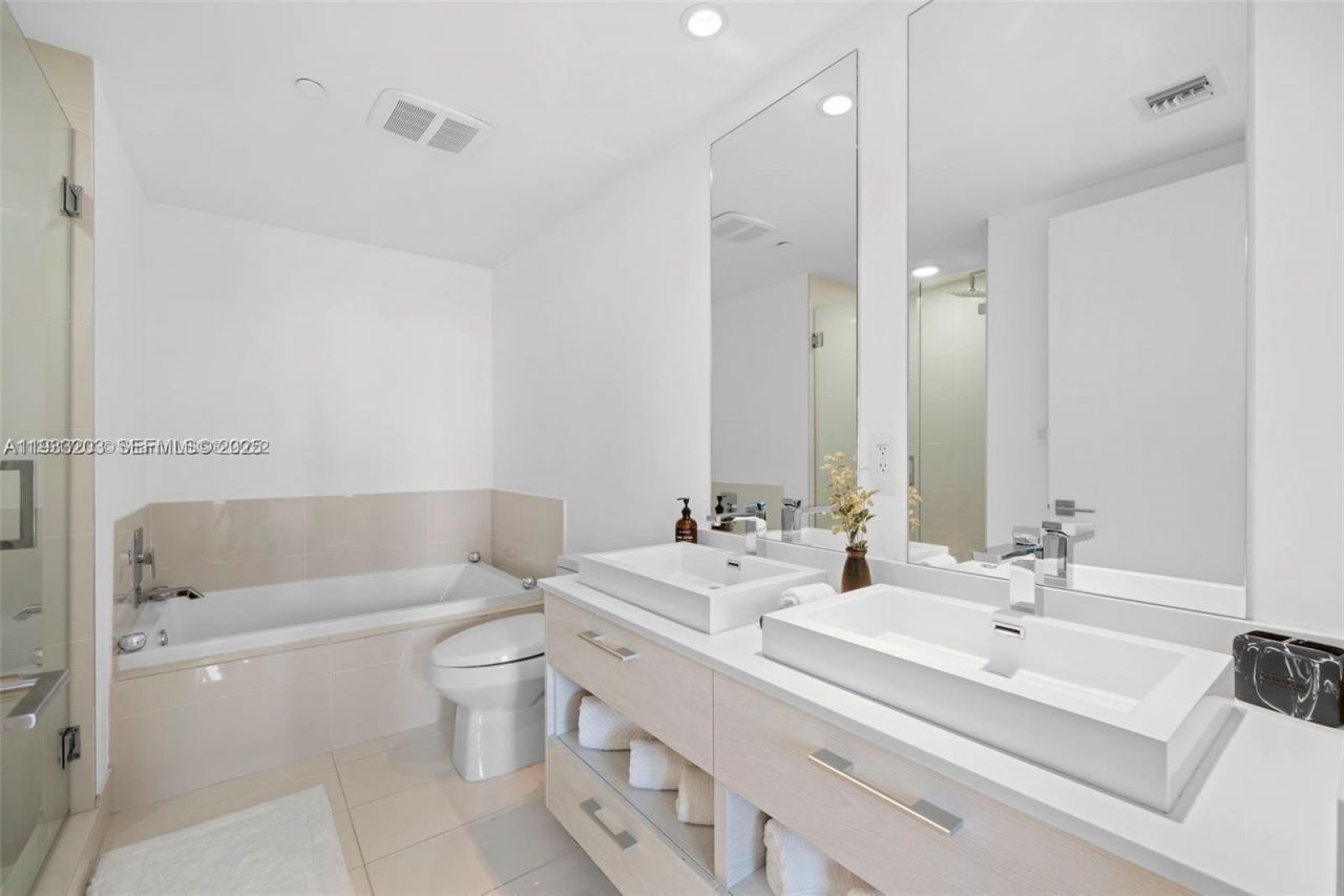 45 SW 9th St, Unit 1403, Miami, FL 33130 Photo