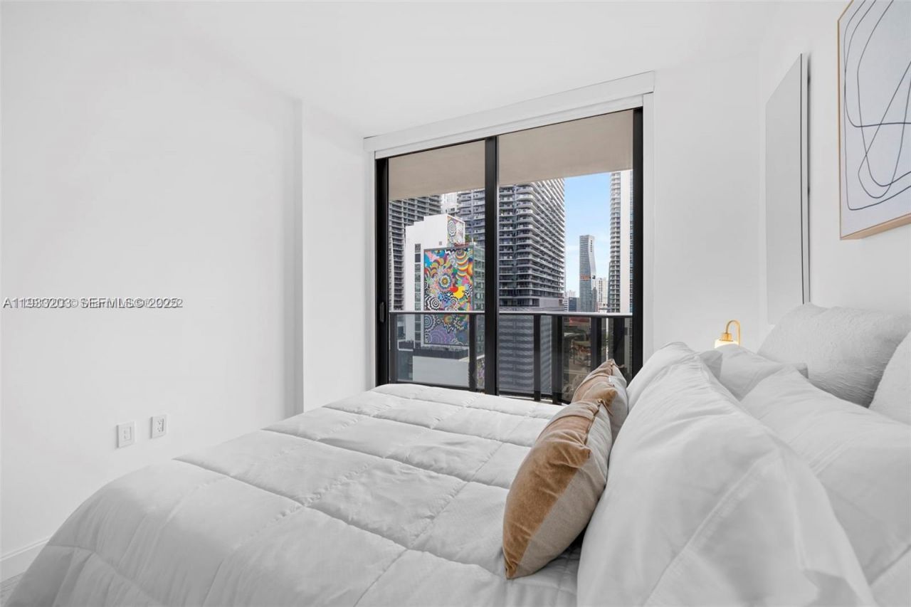 45 SW 9th St, Unit 1403, Miami, FL 33130 Photo