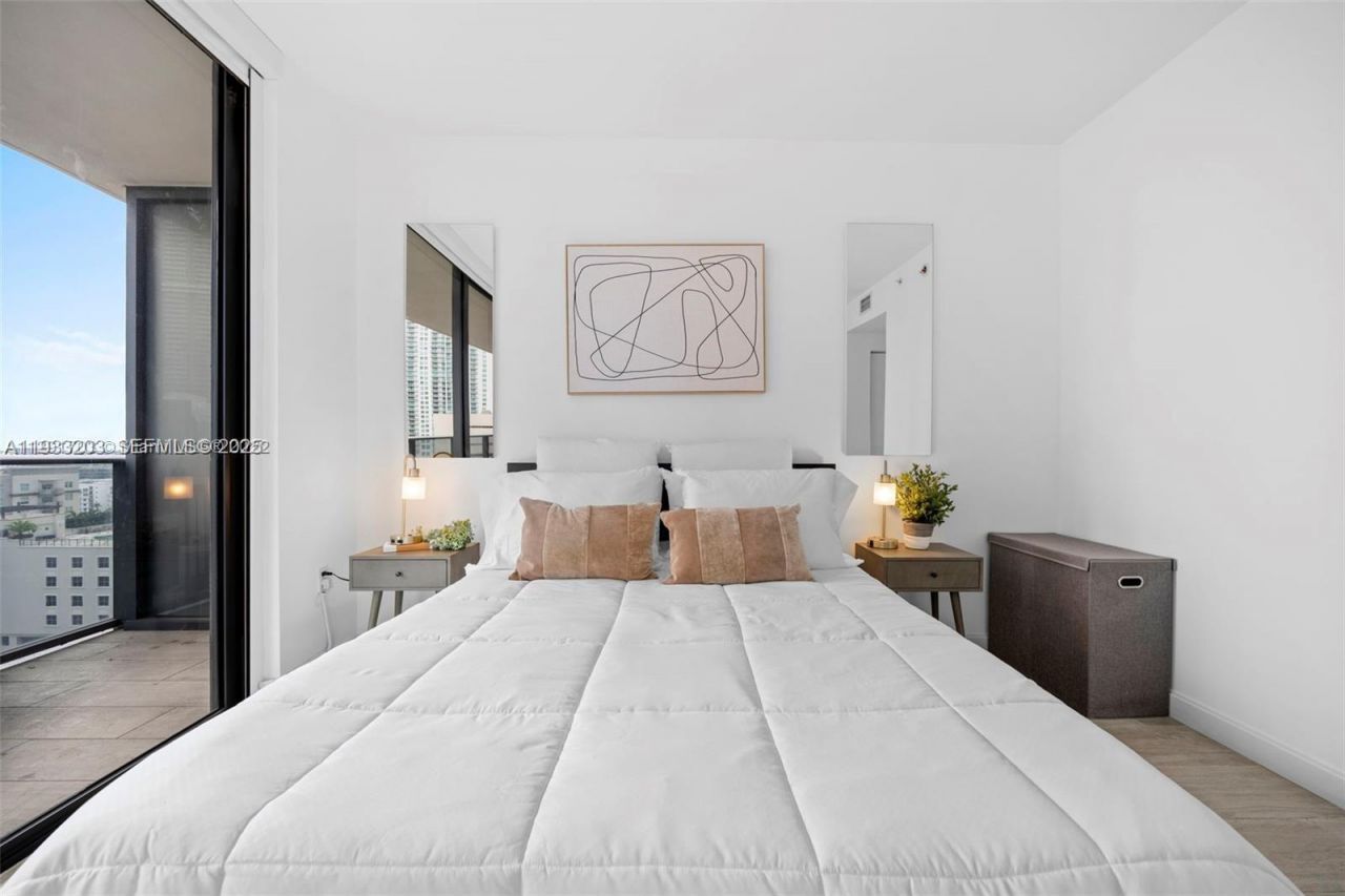 45 SW 9th St, Unit 1403, Miami, FL 33130 Photo