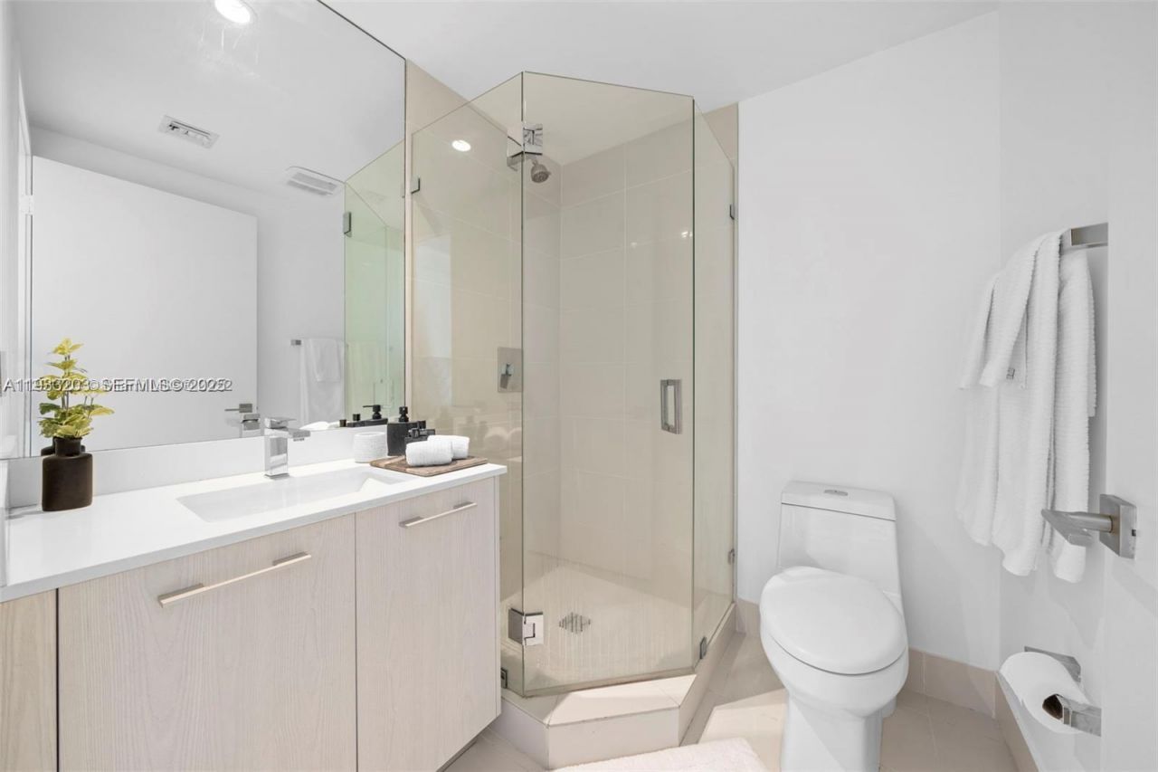45 SW 9th St, Unit 1403, Miami, FL 33130 Photo