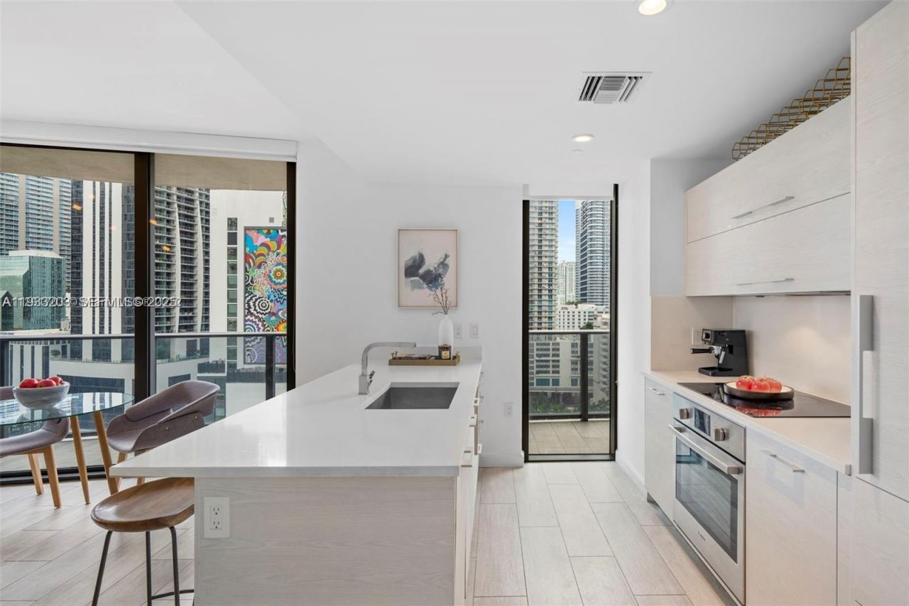 45 SW 9th St, Unit 1403, Miami, FL 33130 Photo