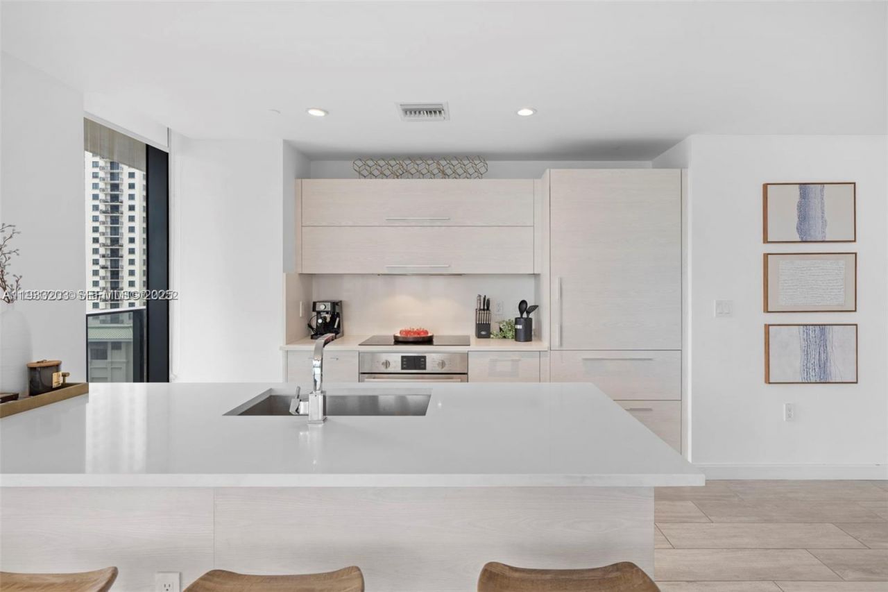45 SW 9th St, Unit 1403, Miami, FL 33130 Photo