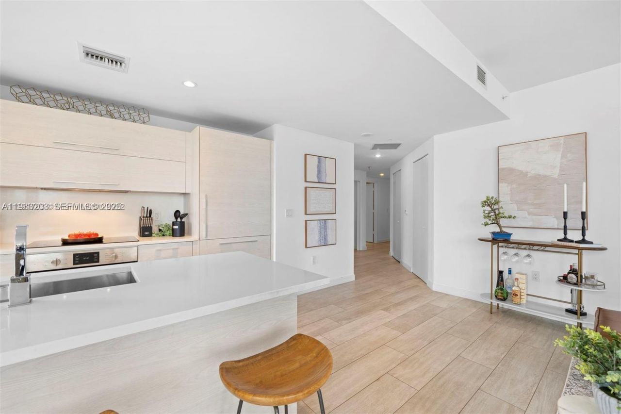 45 SW 9th St, Unit 1403, Miami, FL 33130 Photo