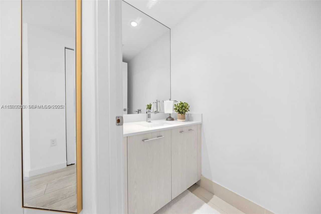 45 SW 9th St, Unit 1403, Miami, FL 33130 Photo